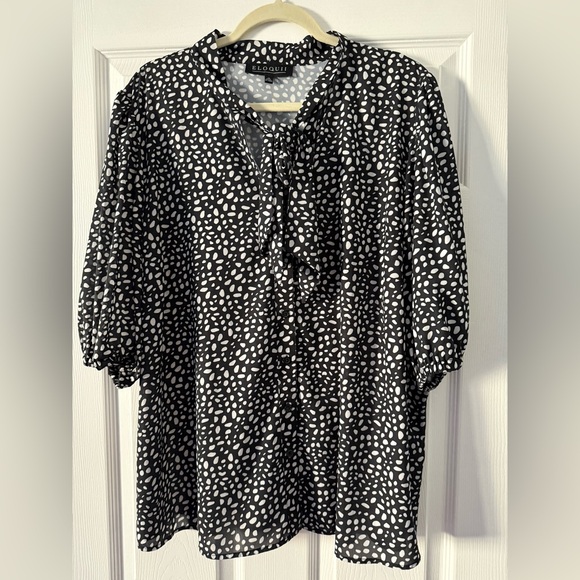 Eloquii Tops - Eloquii Black & White Top Size 20 🖤